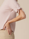 Blusa camisera de manga corta con lazo en los puños. Lleva cuello clásico y botonadura al frente, con silueta recta y dobladillo curvo a la cadera que estiliza. Versátil y pulida: perfecta para elevar jeans, faldas o pantalón sastre

Detalles:

Color: Rosa