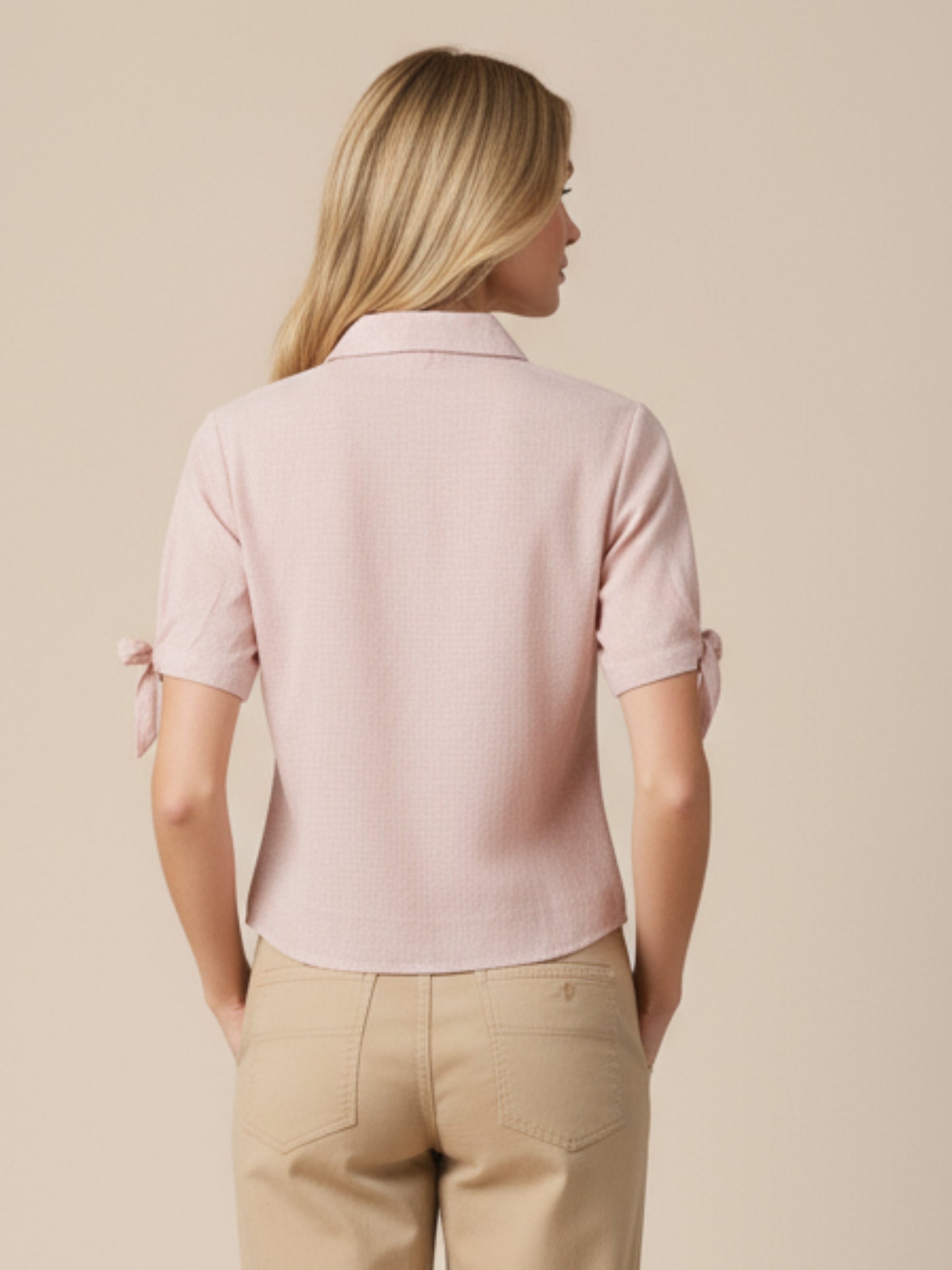 Blusa camisera de manga corta con lazo en los puños. Lleva cuello clásico y botonadura al frente, con silueta recta y dobladillo curvo a la cadera que estiliza. Versátil y pulida: perfecta para elevar jeans, faldas o pantalón sastre

Detalles:

Color: Rosa