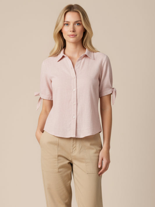 Blusa camisera de manga corta con lazo en los puños. Lleva cuello clásico y botonadura al frente, con silueta recta y dobladillo curvo a la cadera que estiliza. Versátil y pulida: perfecta para elevar jeans, faldas o pantalón sastre

Detalles:

Color: Rosa