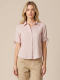 Blusa camisera de manga corta con lazo en los puños. Lleva cuello clásico y botonadura al frente, con silueta recta y dobladillo curvo a la cadera que estiliza. Versátil y pulida: perfecta para elevar jeans, faldas o pantalón sastre

Detalles:

Color: Rosa