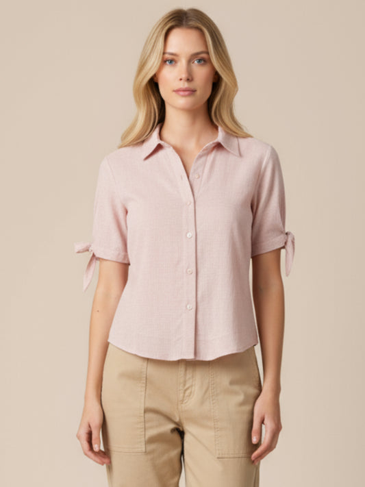 Blusa camisera de manga corta con lazo en los puños. Lleva cuello clásico y botonadura al frente, con silueta recta y dobladillo curvo a la cadera que estiliza. Versátil y pulida: perfecta para elevar jeans, faldas o pantalón sastre

Detalles:

Color: Rosa