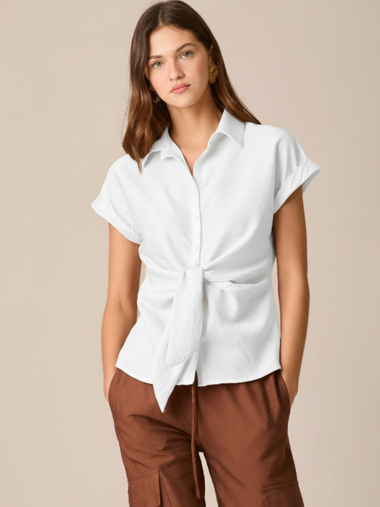 Blusa camisera de manga corta con cuello clásico y tapeta de botones. Destaca el nudo frontal que define la cintura, con puños vueltos y dobladillo curvo con pequeñas aberturas laterales. Caída ligera y fit relajado que estiliza y funciona del día a la noche

Detalles:

Color: Blanco

Material: 87% Rayón 13% Poliamida.