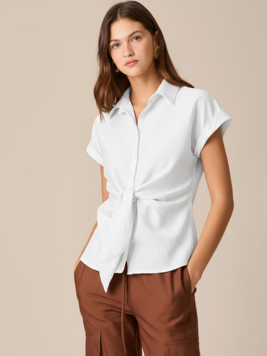 Blusa camisera de manga corta con cuello clásico y tapeta de botones. Destaca el nudo frontal que define la cintura, con puños vueltos y dobladillo curvo con pequeñas aberturas laterales. Caída ligera y fit relajado que estiliza y funciona del día a la noche

Detalles:

Color: Blanco

Material: 87% Rayón 13% Poliamida.