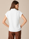 Blusa camisera de manga corta con cuello clásico y tapeta de botones. Destaca el nudo frontal que define la cintura, con puños vueltos y dobladillo curvo con pequeñas aberturas laterales. Caída ligera y fit relajado que estiliza y funciona del día a la noche

Detalles:

Color: Blanco

Material: 87% Rayón 13% Poliamida.