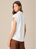 Blusa camisera de manga corta con cuello clásico y tapeta de botones. Destaca el nudo frontal que define la cintura, con puños vueltos y dobladillo curvo con pequeñas aberturas laterales. Caída ligera y fit relajado que estiliza y funciona del día a la noche

Detalles:

Color: Blanco

Material: 87% Rayón 13% Poliamida.