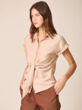 Blusa camisera de manga corta con cuello clásico y tapeta de botones. Destaca el nudo frontal que define la cintura, con puños vueltos y dobladillo curvo con pequeñas aberturas laterales. Caída ligera y fit relajado que estiliza y funciona del día a la noche

Detalles:

Color: Sand

Material: 87% Rayón 13% Poliamida.