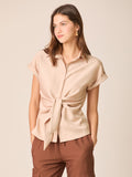 Blusa camisera de manga corta con cuello clásico y tapeta de botones. Destaca el nudo frontal que define la cintura, con puños vueltos y dobladillo curvo con pequeñas aberturas laterales. Caída ligera y fit relajado que estiliza y funciona del día a la noche

Detalles:

Color: Sand

Material: 87% Rayón 13% Poliamida.