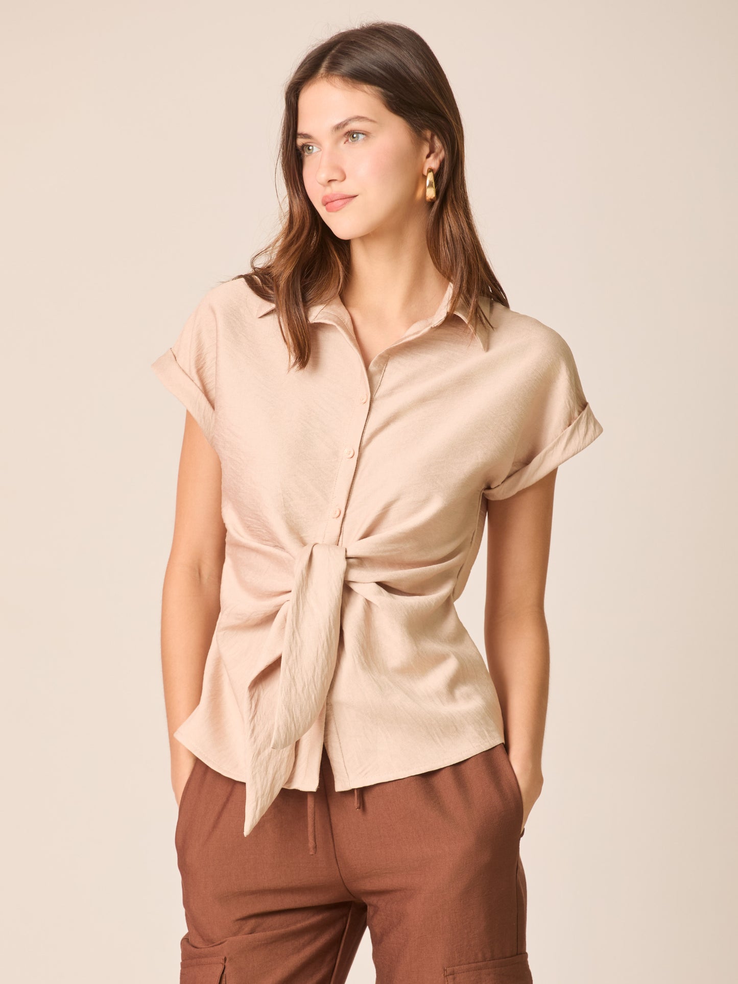 Blusa camisera de manga corta con cuello clásico y tapeta de botones. Destaca el nudo frontal que define la cintura, con puños vueltos y dobladillo curvo con pequeñas aberturas laterales. Caída ligera y fit relajado que estiliza y funciona del día a la noche

Detalles:

Color: Sand

Material: 87% Rayón 13% Poliamida.