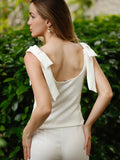 De silueta entallada y acabados impecables, esta blusa eleva cualquier look con su diseño estructurado y femenino. Los tirantes anchos con detalle de lazo añaden un toque delicado y moderno, mientras que el escote recto y la caída sutil en el ruedo realzan la figura. Ideal para combinar con faldas o pantalones de tiro alto en ocasiones elegantes o eventos especiales.

Detalles:

Color: Blanco

Material: 94% Poliester 6% Elastomero