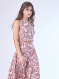 Fresco, femenino y con carácter. Este top halter de corte recto y fit ceñido realza la figura con elegancia minimalista. El diseño sin mangas y el escote cerrado aportan un equilibrio moderno, ideal para combinar con faldas o pantalones de talle alto. Una prenda versátil para días soleados, encuentros casuales o looks de verano elevados.