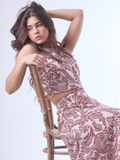 Fresco, femenino y con carácter. Este top halter de corte recto y fit ceñido realza la figura con elegancia minimalista. El diseño sin mangas y el escote cerrado aportan un equilibrio moderno, ideal para combinar con faldas o pantalones de talle alto. Una prenda versátil para días soleados, encuentros casuales o looks de verano elevados.