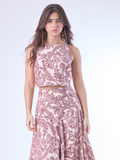 Fresco, femenino y con carácter. Este top halter de corte recto y fit ceñido realza la figura con elegancia minimalista. El diseño sin mangas y el escote cerrado aportan un equilibrio moderno, ideal para combinar con faldas o pantalones de talle alto. Una prenda versátil para días soleados, encuentros casuales o looks de verano elevados.