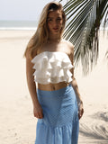 Diseño strapless con silueta ajustada al busto. Presenta capas de volantes superpuestos que aportan volumen y movimiento, creando un estilo femenino y llamativo. Ideal para looks frescos y veraniegos

Detalles:

Color: Blanco

Material: 90% Rayon 10% Poliester