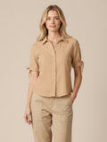 Blusa camisera de manga corta con lazo en los puños. Lleva cuello clásico y botonadura al frente, con silueta recta y dobladillo curvo a la cadera que estiliza. Versátil y pulida: perfecta para elevar jeans, faldas o pantalón sastre

Detalles:

Color: Rosa