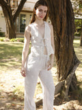 Pantalón recto de lino con sutiles bordados florales y delicadas rayas verticales. Lleva pretina elástica con cordón ajustable y acabado ligeramente acampanado en el bajo

Detalles:

Color: Vainilla