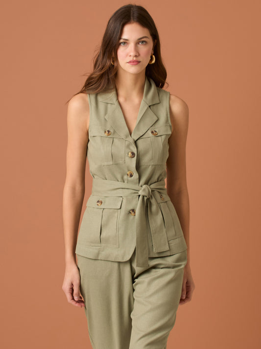 lusa sin mangas con solapa y botonadura frontal, bolsillos con tapa y cinturón ajustable que define la cintura—silueta pulida estilo safari, ideal para oficina o looks casual-chic

Detalles:

Color: Olivo

Material: 69% Rayon 29% Lino 2% Elastómero.

Cuidado: Lavar a mano con jabón suave, por separado.No dejar en remojo. Planchar a temperatura alta.