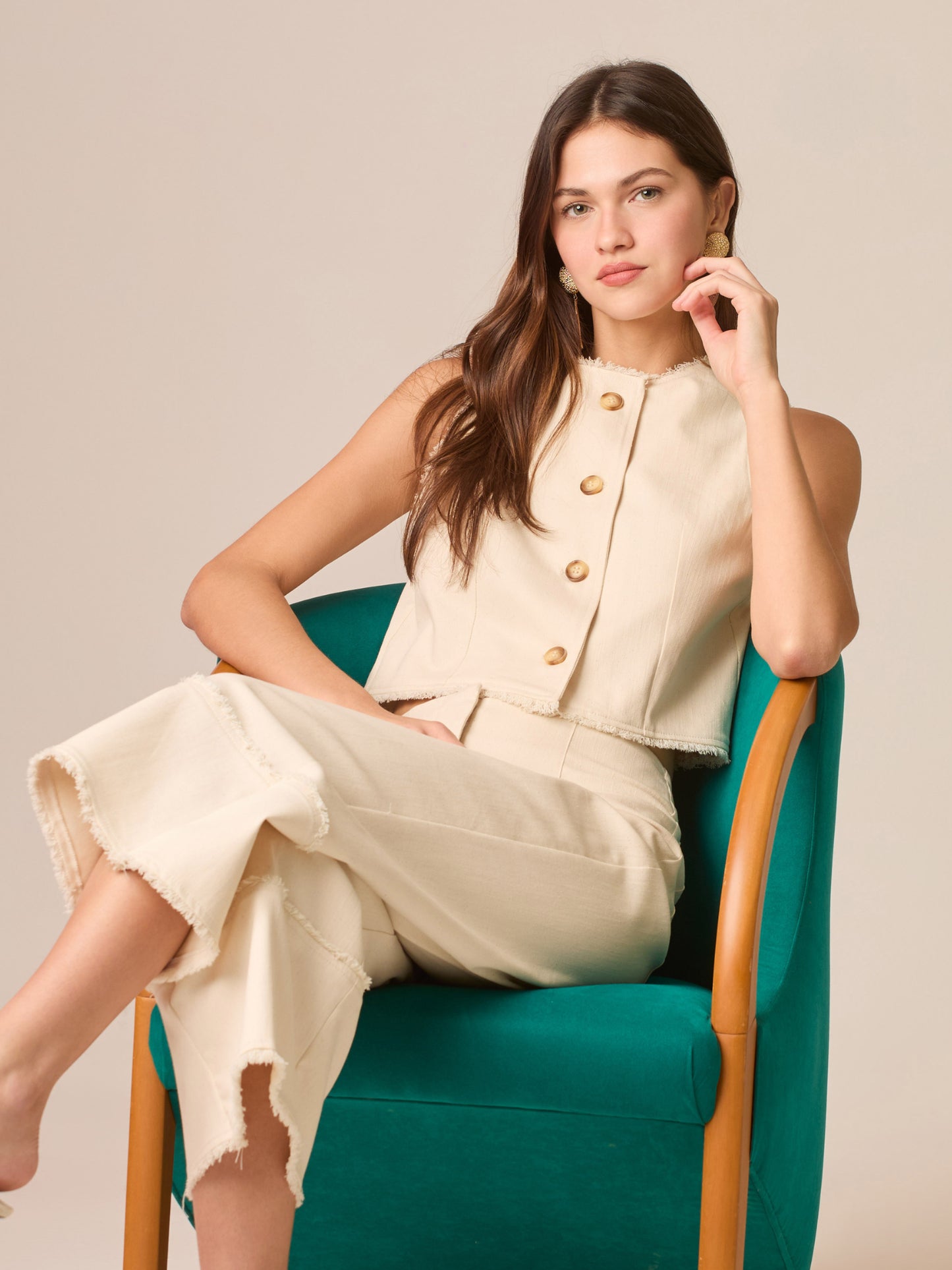 Blusa cropped sin mangas, escote redondo y botonadura frontal; bordes deshilachados y silueta entallada que realza la cintura—ideal para coordinar con tiro alto.

Detalles:

Color: Sand

Material: 98% Algodón 2% Elastomero

Cuidado: Lavar a mano con jabón suave, por separado.No dejar en remojo. Planchar a temperatura alta.