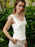 De silueta entallada y acabados impecables, esta blusa eleva cualquier look con su diseño estructurado y femenino. Los tirantes anchos con detalle de lazo añaden un toque delicado y moderno, mientras que el escote recto y la caída sutil en el ruedo realzan la figura. Ideal para combinar con faldas o pantalones de tiro alto en ocasiones elegantes o eventos especiales.

Detalles:

Color: Blanco

Material: 94% Poliester 6% Elastomero