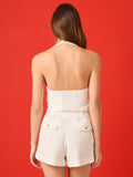Blusa tipo chaleco con cuello halter y escote en V. Silueta entallada con cortes que definen el torso, cierre frontal con tres botones protagonistas y largo a la cintura. Un top sastre, pulcro y femenino que eleva cualquier look.

Detalles:

Color: Blanco

Material: 70% Rayón 30% Lino
