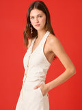 Blusa tipo chaleco con cuello halter y escote en V. Silueta entallada con cortes que definen el torso, cierre frontal con tres botones protagonistas y largo a la cintura. Un top sastre, pulcro y femenino que eleva cualquier look.

Detalles:

Color: Blanco

Material: 70% Rayón 30% Lino