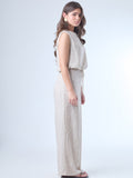 Pantalón de corte amplio con caída fluida y textura sutil. Tiene cintura elástica con jareta ajustable al frente, lo que aporta confort y flexibilidad. El diseño favorece un estilo relajado pero elegante, ideal para climas cálidos o looks desenfadados con un toque sofisticado.

Detalles:

Color:Sand

Material: 81% Rayon 19% Lino