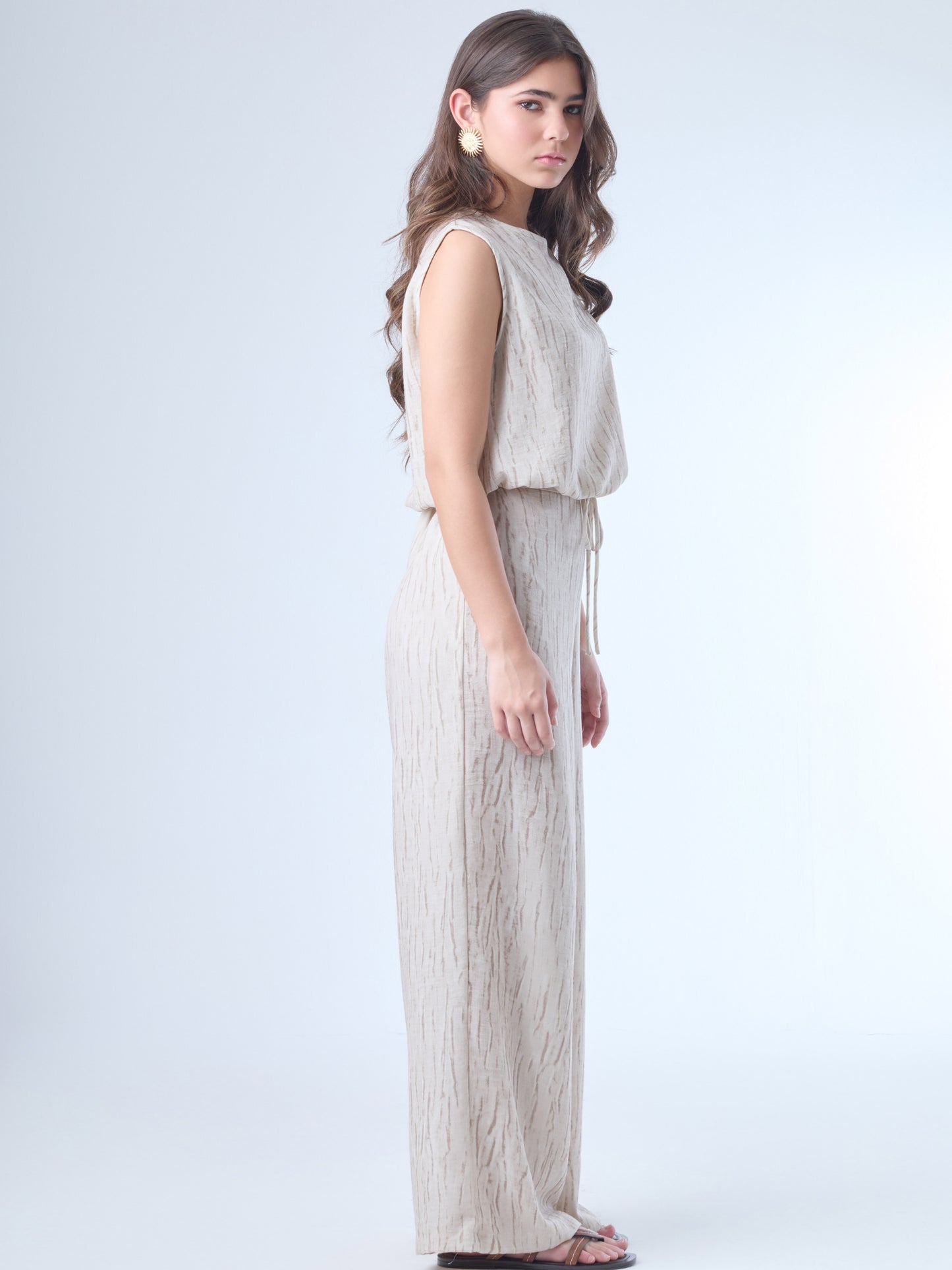 Pantalón de corte amplio con caída fluida y textura sutil. Tiene cintura elástica con jareta ajustable al frente, lo que aporta confort y flexibilidad. El diseño favorece un estilo relajado pero elegante, ideal para climas cálidos o looks desenfadados con un toque sofisticado.

Detalles:

Color:Sand

Material: 81% Rayon 19% Lino