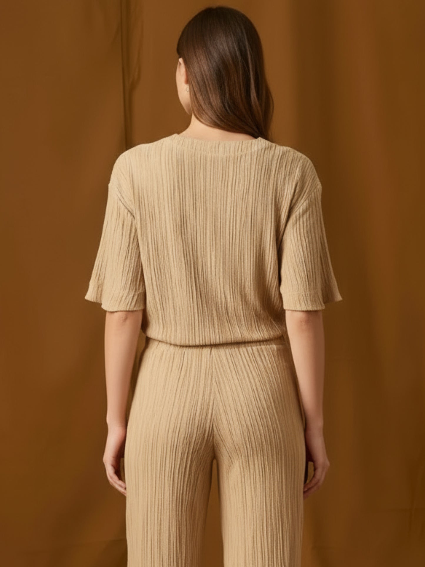 Blusa de silueta relajada con escote en V y mangas a medio brazo. Su textura sutilmente arrugada y caída fluida aportan movimiento y un toque moderno. Largo a la cadera con bajo recto para un fit favorecedor y cómodo. Versátil para el día o la noche