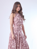 Fresco, femenino y con carácter. Este top halter de corte recto y fit ceñido realza la figura con elegancia minimalista. El diseño sin mangas y el escote cerrado aportan un equilibrio moderno, ideal para combinar con faldas o pantalones de talle alto. Una prenda versátil para días soleados, encuentros casuales o looks de verano elevados.