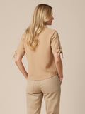 Blusa camisera de manga corta con lazo en los puños. Lleva cuello clásico y botonadura al frente, con silueta recta y dobladillo curvo a la cadera que estiliza. Versátil y pulida: perfecta para elevar jeans, faldas o pantalón sastre

Detalles:

Color: Rosa