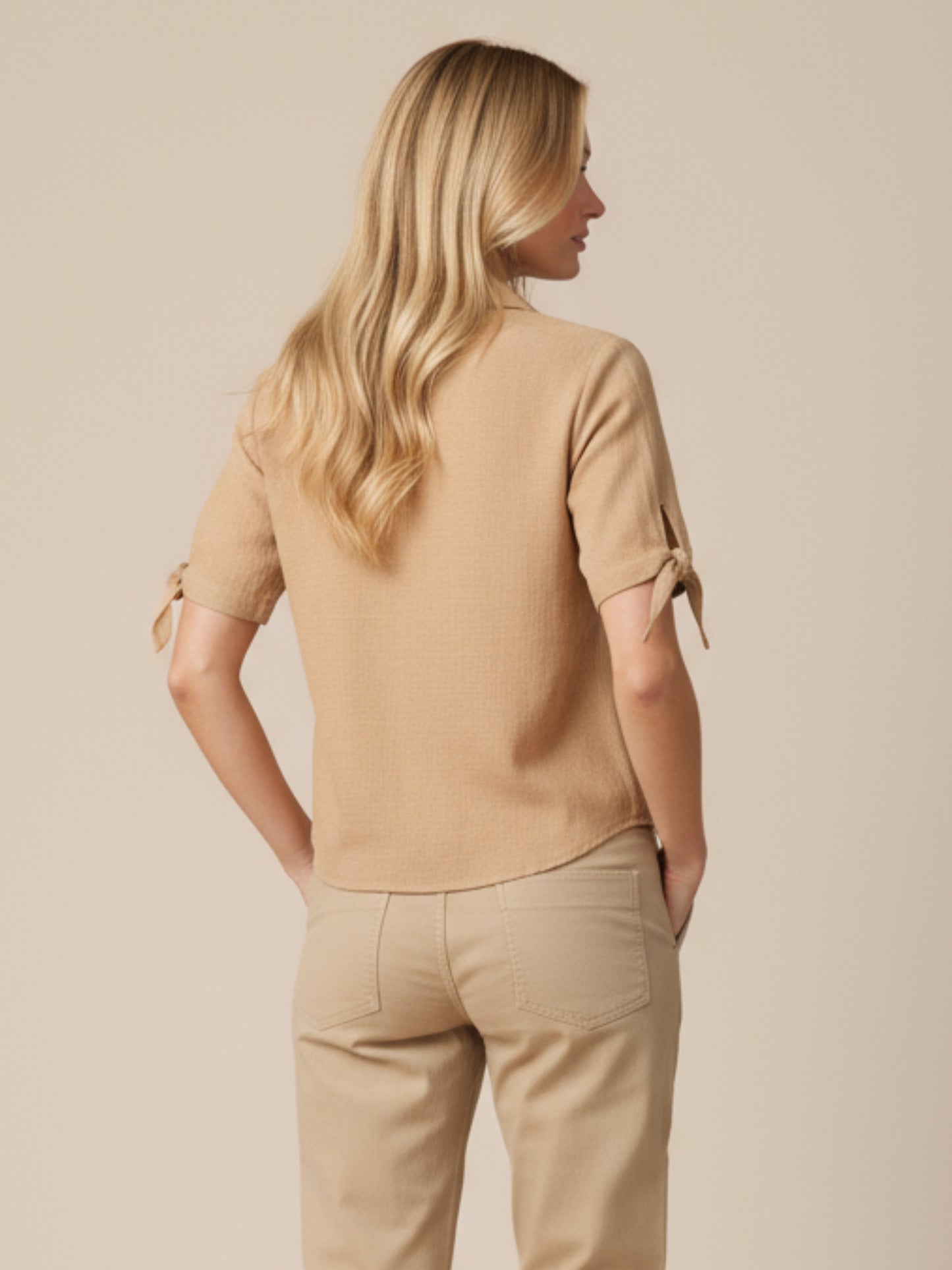 Blusa camisera de manga corta con lazo en los puños. Lleva cuello clásico y botonadura al frente, con silueta recta y dobladillo curvo a la cadera que estiliza. Versátil y pulida: perfecta para elevar jeans, faldas o pantalón sastre

Detalles:

Color: Rosa