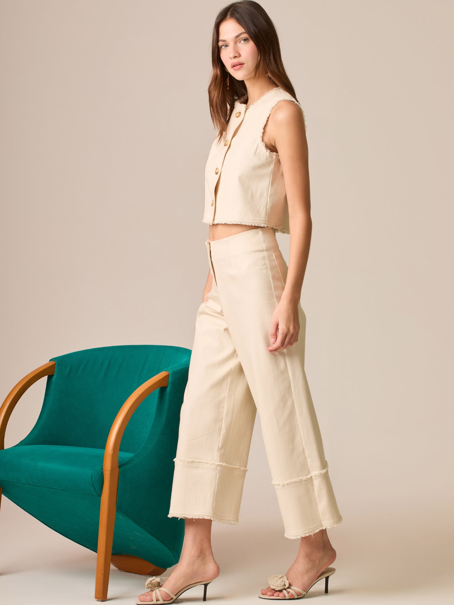 Pantalón culotte de tiro alto y pierna ancha; largo cropped con franjas y dobladillo deshilachado, cintura entallada y cierre oculto—silueta pulida y moderna para looks casual-chic

Detalles:

Color: Sand

Material: 98% Algodón 2% Elastómero

Cuidado: Lavar a mano con jabón suave, por separado.No dejar en remojo. Planchar a temperatura alta.