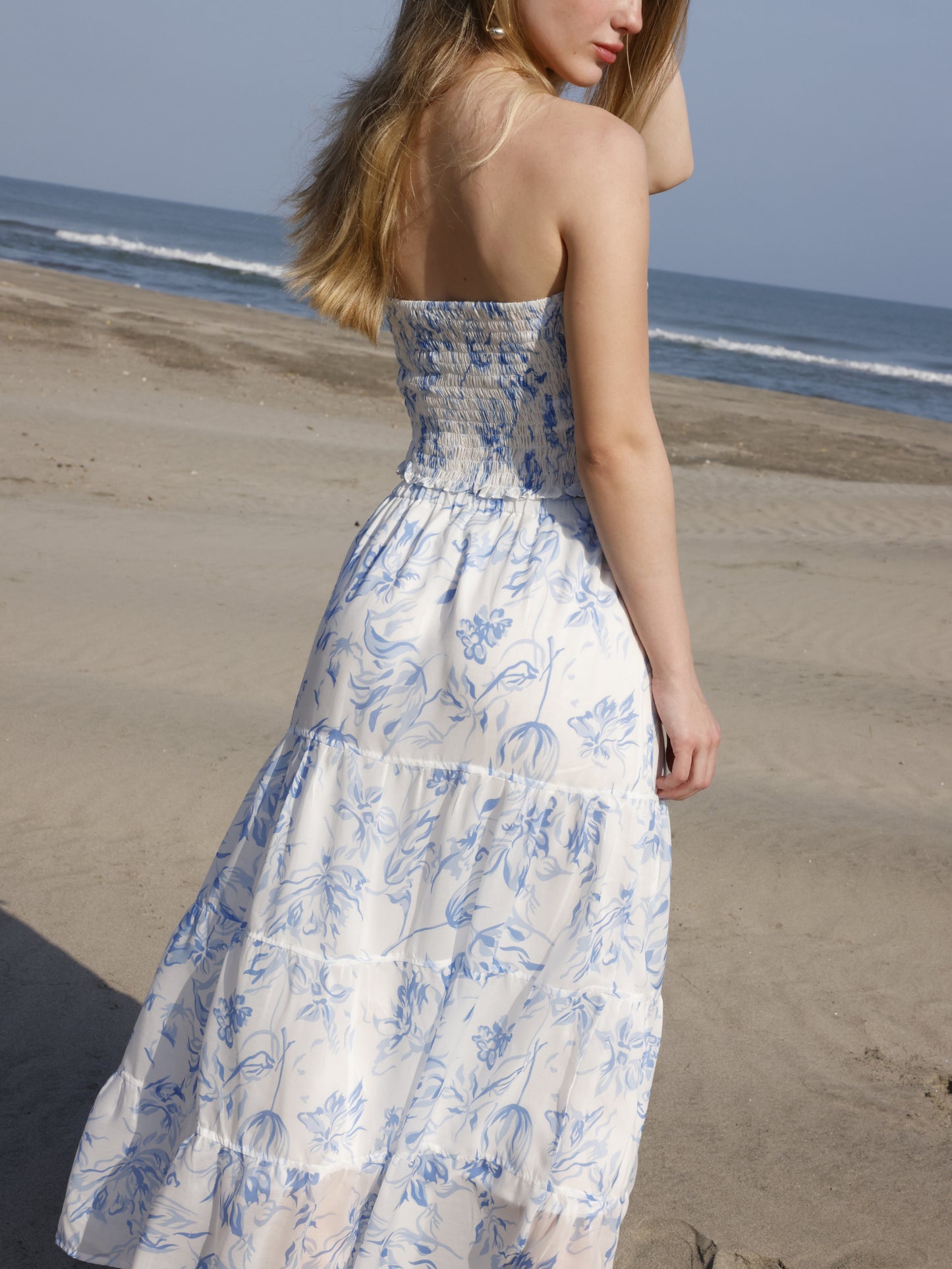 Esta falda es de corte largo, tipo maxi, confeccionada en una tela ligera ideal para climas cálidos. Presenta un estampado floral en tonos marrones sobre fondo blanco, lo que le da un estilo fresco y veraniego. Tiene un diseño de cintura alta con pretina plana que estiliza la figura y caída fluida con ligero vuelo, aportando movimiento al caminar. Es una prenda cómoda y elegante, perfecta para looks de playa o escapadas tropicales.

Detalles:

Color: Blanco

Material: 100% Lyocel