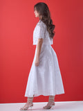 Delicada y femenina, esta falda de largo midi presenta un bordado floral calado que aporta textura y sofisticación. Su silueta en A y cintura ajustada realzan la figura con movimiento sutil y una caída impecable. Ideal para ocasiones especiales de día, celebraciones al aire libre o estilismos frescos con un aire romántico y atemporal.

Detalles:

Color: Blanco