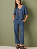 Este pantalón se distingue por su corte recto y relajado, con un estilo ligero que aporta comodidad y elegancia al mismo tiempo. La cintura es discreta, sin excesos, lo que lo hace versátil y fácil de llevar. Su diseño sencillo y fluido le da un aire sofisticado pero desenfadado, ideal para un look moderno y minimalista

Detalles:

Color: Cafe

Material:  100% Poliester 