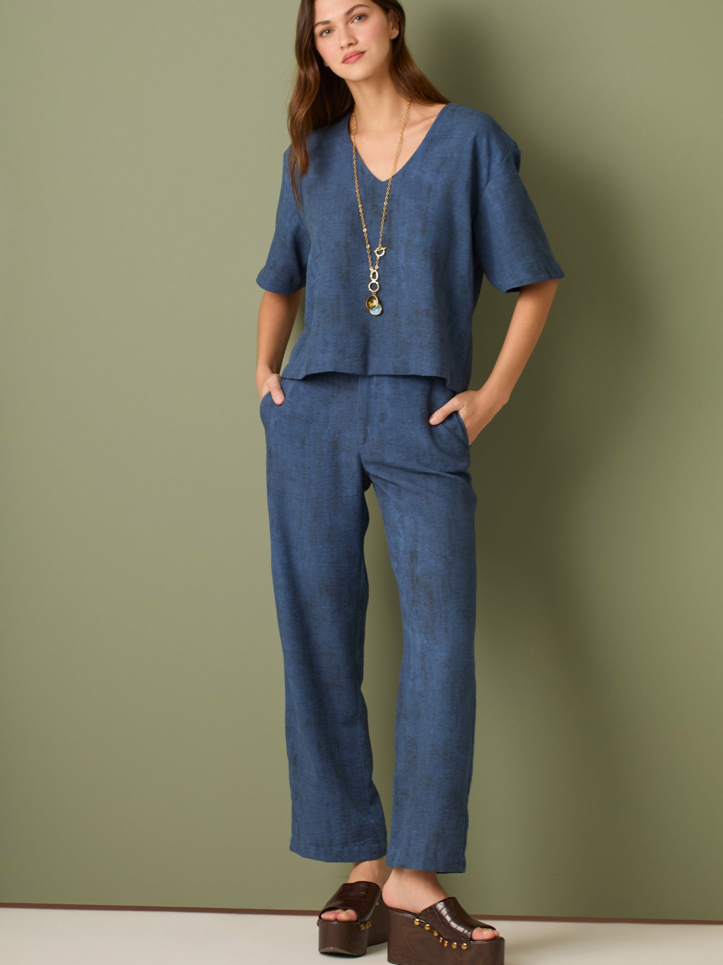 Este pantalón se distingue por su corte recto y relajado, con un estilo ligero que aporta comodidad y elegancia al mismo tiempo. La cintura es discreta, sin excesos, lo que lo hace versátil y fácil de llevar. Su diseño sencillo y fluido le da un aire sofisticado pero desenfadado, ideal para un look moderno y minimalista

Detalles:

Color: Cafe

Material:  100% Poliester 