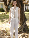Pantalón recto de lino con sutiles bordados florales y delicadas rayas verticales. Lleva pretina elástica con cordón ajustable y acabado ligeramente acampanado en el bajo

Detalles:

Color: Vainilla