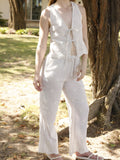 Pantalón recto de lino con sutiles bordados florales y delicadas rayas verticales. Lleva pretina elástica con cordón ajustable y acabado ligeramente acampanado en el bajo

Detalles:

Color: Vainilla