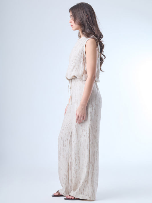 Pantalón de corte amplio con caída fluida y textura sutil. Tiene cintura elástica con jareta ajustable al frente, lo que aporta confort y flexibilidad. El diseño favorece un estilo relajado pero elegante, ideal para climas cálidos o looks desenfadados con un toque sofisticado.

Detalles:

Color:Sand

Material: 81% Rayon 19% Lino