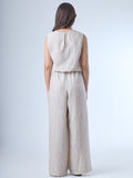 Pantalón de corte amplio con caída fluida y textura sutil. Tiene cintura elástica con jareta ajustable al frente, lo que aporta confort y flexibilidad. El diseño favorece un estilo relajado pero elegante, ideal para climas cálidos o looks desenfadados con un toque sofisticado.

Detalles:

Color:Sand

Material: 81% Rayon 19% Lino