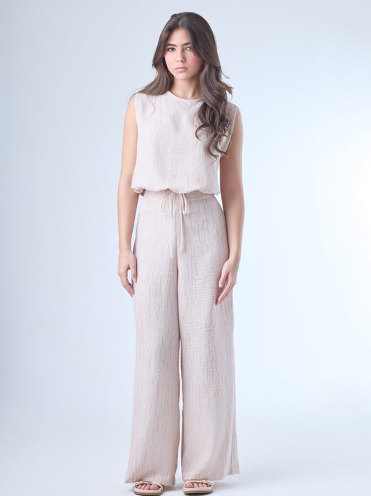 Pantalón largo de corte recto y estilo relajado, con pretina elástica y jareta ajustable al frente. El diseño incluye bolsillos laterales y costuras marcadas verticalmente que estilizan la silueta. Su caída fluida lo hace ideal para looks cómodos y versátiles.