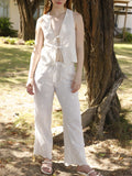 Pantalón recto de lino con sutiles bordados florales y delicadas rayas verticales. Lleva pretina elástica con cordón ajustable y acabado ligeramente acampanado en el bajo

Detalles:

Color: Vainilla