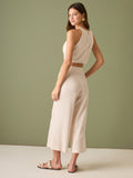 Pantalón culotte de tiro alto y pierna ancha; largo cropped que alarga la silueta, cintura entallada y botones laterales estilo marinero—versátil y elegante para looks casual-chic

Detalles:

Color: Ivory

Material: 100% lino. Forro 100% Rayón