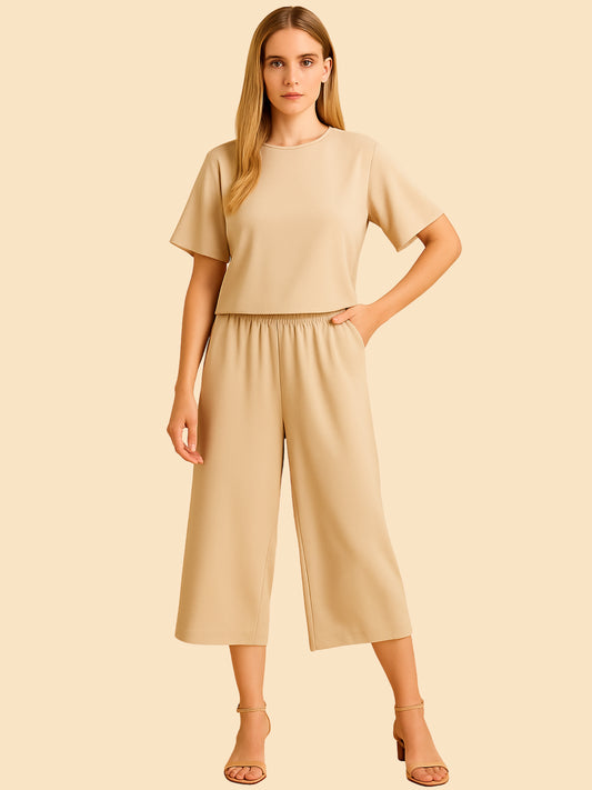 Con una silueta relajada y favorecedora, este pantalón amplio ofrece comodidad sin sacrificar estilo. Su pretina elástica asegura un ajuste cómodo y práctico, mientras que el largo al tobillo y la caída ligera lo convierten en una opción ideal para looks casuales sofisticados o días de movimiento con un aire minimalista y pulido.