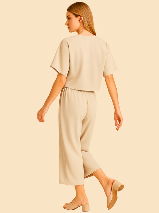 Con una silueta relajada y favorecedora, este pantalón amplio ofrece comodidad sin sacrificar estilo. Su pretina elástica asegura un ajuste cómodo y práctico, mientras que el largo al tobillo y la caída ligera lo convierten en una opción ideal para looks casuales sofisticados o días de movimiento con un aire minimalista y pulido.