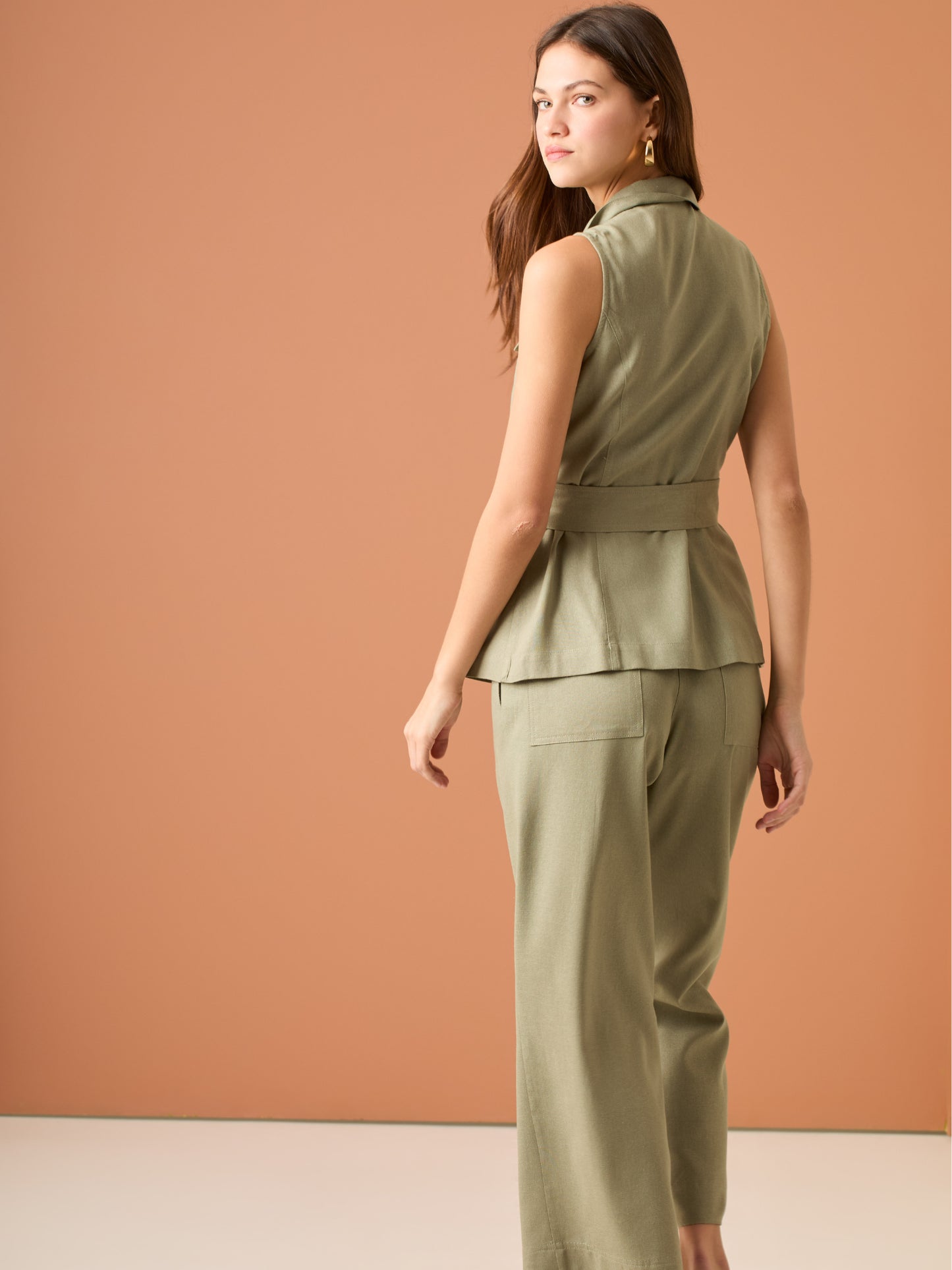 Pantalón recto de tiro alto; pierna completa con caída fluida y bajo limpio, cintura entallada con cierre oculto—versátil y pulido para oficina o looks casual-chic

Detalles:

Color: Olivo

Material: 69% Rayon 29% Lino 2% Elastomero

Cuidado: Lavar a mano con jabón suave, por separado.No dejar en remojo. Planchar a temperatura alta.