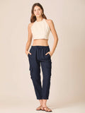 Este pantalón combina comodidad y estilo en un diseño moderno. Presenta pretina elástica con cordón ajustable que se adapta perfectamente a la cintura, bolsillos laterales tipo cargo que aportan un aire práctico y urbano, y terminaciones con elástico en los tobillos que estilizan la silueta. Su corte relajado lo convierte en una prenda versátil y actual, ideal para un look casual y sofisticado al mismo tiempo. Perfecto para quienes buscan frescura y dinamismo sin perder elegancia.