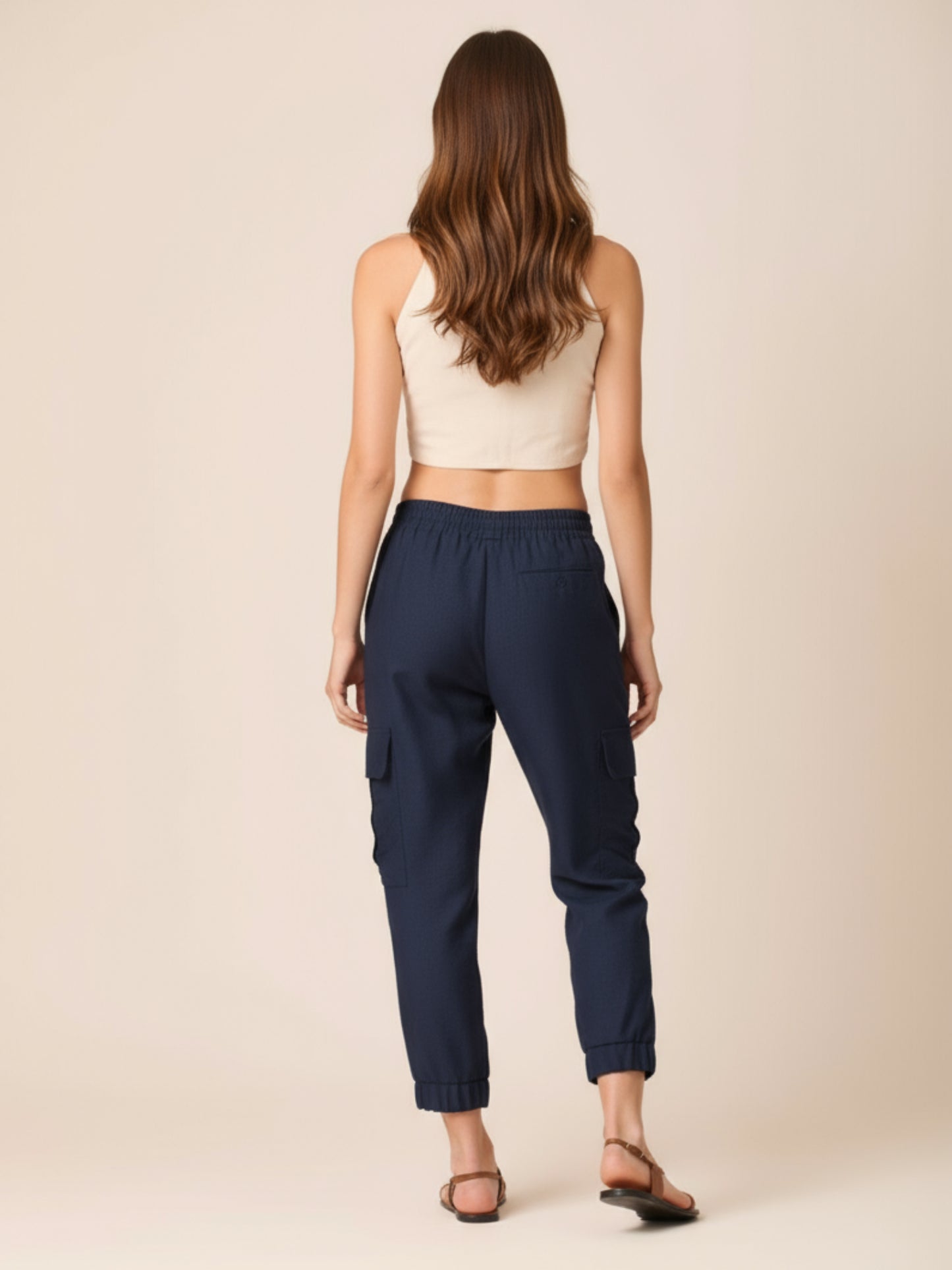 Este pantalón combina comodidad y estilo en un diseño moderno. Presenta pretina elástica con cordón ajustable que se adapta perfectamente a la cintura, bolsillos laterales tipo cargo que aportan un aire práctico y urbano, y terminaciones con elástico en los tobillos que estilizan la silueta. Su corte relajado lo convierte en una prenda versátil y actual, ideal para un look casual y sofisticado al mismo tiempo. Perfecto para quienes buscan frescura y dinamismo sin perder elegancia.