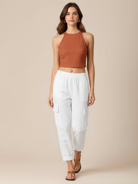 Este pantalón combina comodidad y estilo en un diseño moderno. Presenta pretina elástica con cordón ajustable que se adapta perfectamente a la cintura, bolsillos laterales tipo cargo que aportan un aire práctico y urbano, y terminaciones con elástico en los tobillos que estilizan la silueta. Su corte relajado lo convierte en una prenda versátil y actual, ideal para un look casual y sofisticado al mismo tiempo. Perfecto para quienes buscan frescura y dinamismo sin perder elegancia.