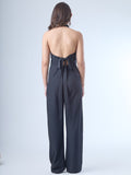 Pantalón de corte recto y tiro alto, con pretina ancha y cinturón del mismo tejido que se anuda al frente. Tiene silueta fluida y caída suave, con piernas amplias que aportan movimiento y elegancia. El diseño es limpio, sin bolsillos visibles, lo que le da un acabado pulido y versátil.

Detalles:

Color: Negro

Material: 100% poliester
