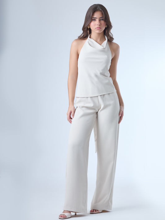 Pantalón de corte recto y tiro alto, con pretina ancha y cinturón del mismo tejido que se anuda al frente. Tiene silueta fluida y caída suave, con piernas amplias que aportan movimiento y elegancia. El diseño es limpio, sin bolsillos visibles, lo que le da un acabado pulido y versátil.

Detalles:

Color: Sand
